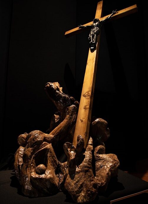 Madre Terra - Damiano De Nardis dettaglio Croce con Cristo brozeo